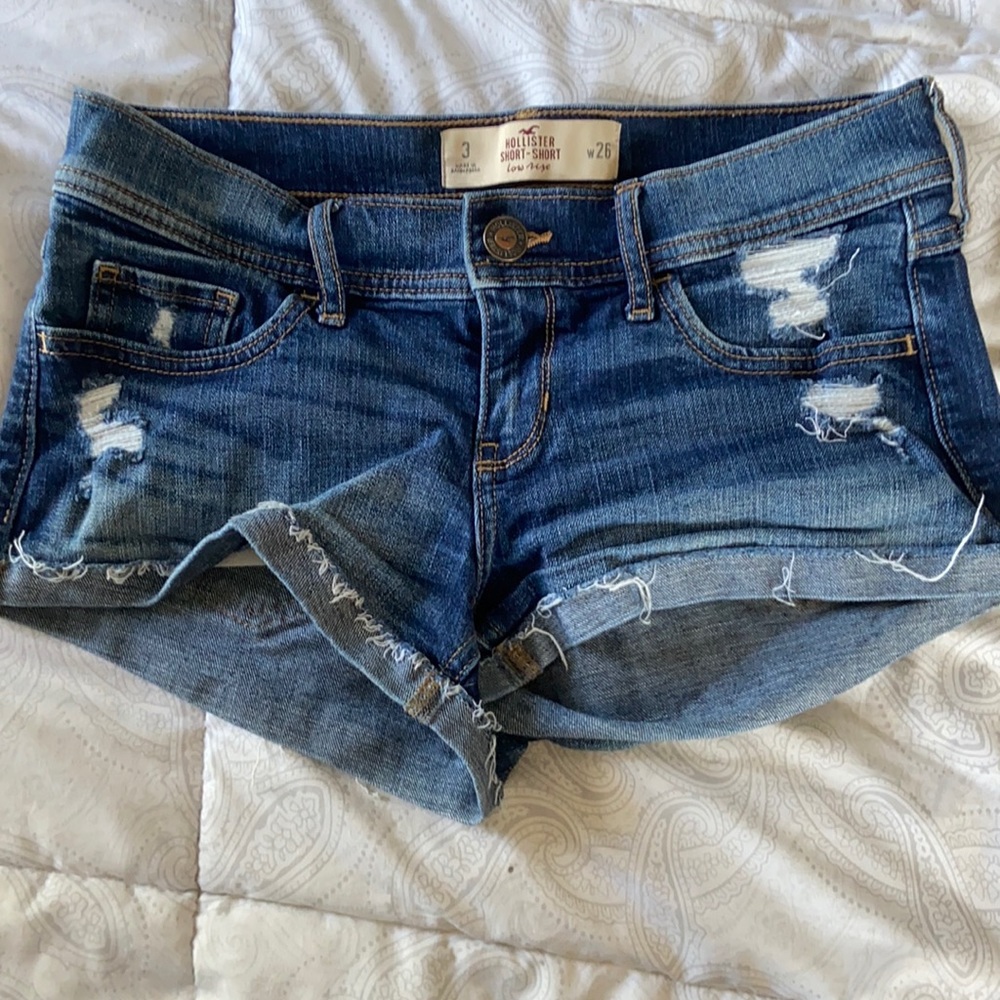 Hollister Women’s Low rise Shorts- Sz waist 26
